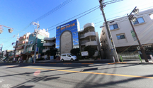 日常の街並みと交通状況