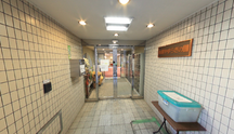 介護施設の入口と廊下