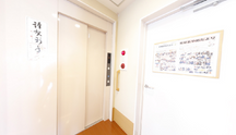 介護施設内の清潔なリビングスペース