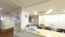 介護施設の明るいロビーの風景