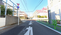 施設とその周辺道路の風景