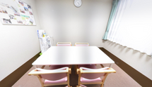 明るく清潔な介護施設の会議室