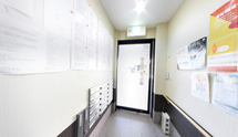 介護施設内の通路と掲示板