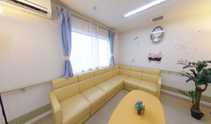 介護施設の居間と廊下