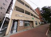 スタッフ募集の施設外観
