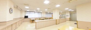 清潔で開放感のある介護施設内部