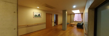 広々とした施設内廊下