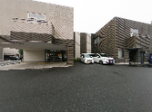 広々駐車場のある建物前