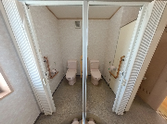 介護施設内のトイレ設備と廊下