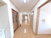 介護施設内の廊下と部屋