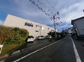 穏やかな街と施設風景