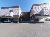 モダンな施設の外観