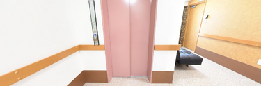 介護施設内のきれいな廊下と部屋