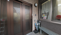 介護施設の正面入り口と外周