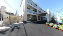明るく清潔な介護施設外観
