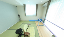 広くて明るいリハビリテーションの部屋