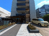 施設周辺の道路と建物
