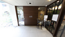 明るい介護施設の入口の風景