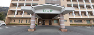 明るいデザインの介護施設外観