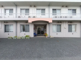 明るい介護施設の外観