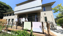 介護施設の外観と庭園