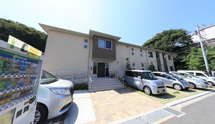 介護施設の外観と駐車場