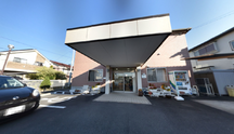 広々とした施設前の駐車場