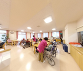 介護施設の明るい共用エリア
