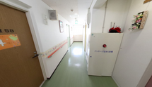 介護施設内の廊下とエレベーター