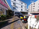 介護施設の外観と通りの風景