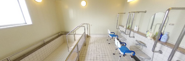 広々とした介護施設の浴室
