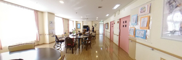 広い居間と廊下の介護施設