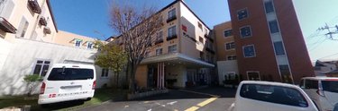 介護施設の正面と駐車スペース