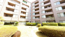 緑に囲まれた明るい介護施設