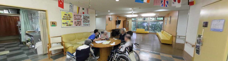 介護施設のエントランスと共有スペース