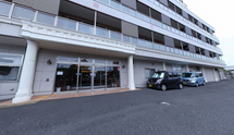 ケア施設の外観と駐車場
