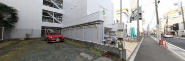都市型施設外観と周辺環境