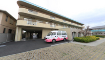 介護施設の正面と移動手段