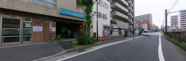 市街地に佇む介護施設の全景