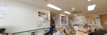 明るいリビングルームのある介護施設
