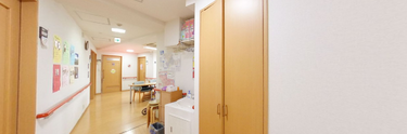 介護施設内の廊下と部屋の入口