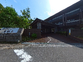 緑に囲まれた建物の外観