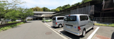 介護施設外観と駐車場