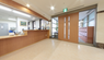 介護施設の受付と廊下