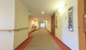 ケア施設の廊下の内装