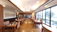 介護施設の広々とした食堂