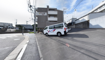 交差点と介護施設の外観