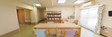 広々とした介護施設のラウンジ