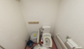 手すり付きのトイレ設備