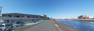 川沿いの開放的なロケーション